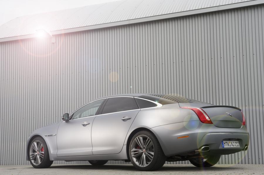  Jaguar XJ SuperSport Nurburgring Taxi 2012 года  (фото 30 из 51)